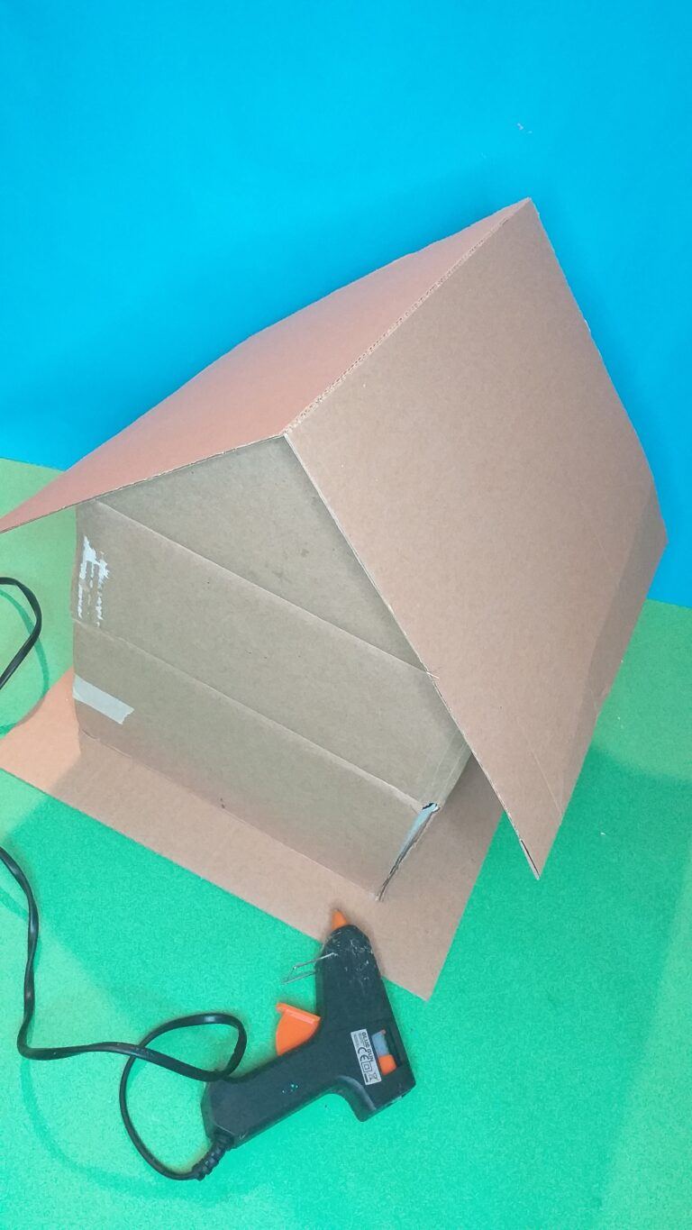 11) Glue with hot wax onto a square piece of cardboard, so the house can be more stable.