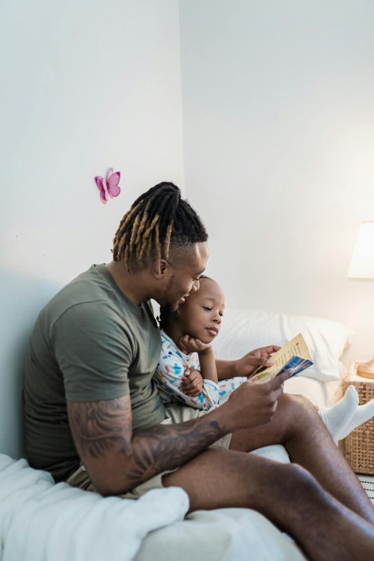 Dad reading to daughter. A pexels picture.