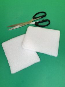 2) Decide on the shape you like, and cut out 2 slices of bread as shown.